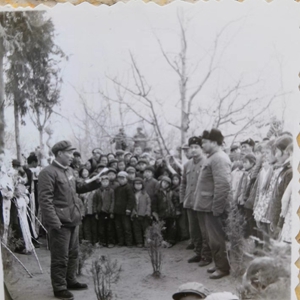 1976年迁坟睢县烈士陵园，站立军人右二为吴早文.jpg